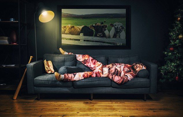 Трешевые костюмы с мясным принтом для постоянных клиентов сети ресторанов