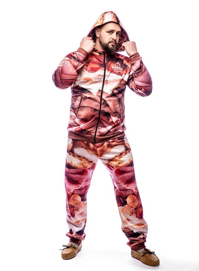 Трешевые костюмы с мясным принтом для постоянных клиентов сети ресторанов