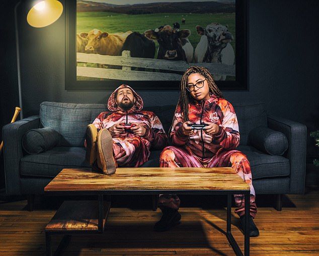 Трешевые костюмы с мясным принтом для постоянных клиентов сети ресторанов