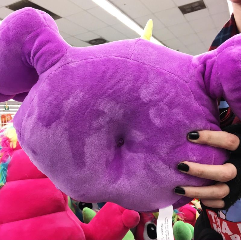 Плюшевая игрушка с подозрительной детальностью