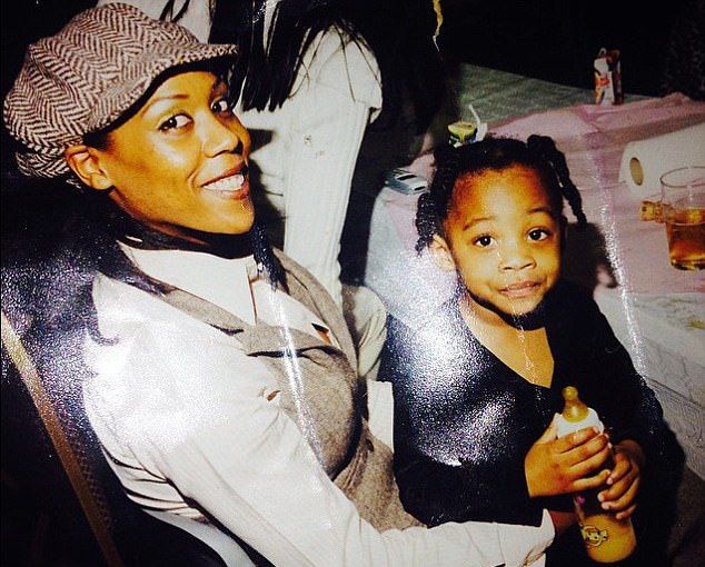 У черной женщины родилась белая девочка с голубыми глазами