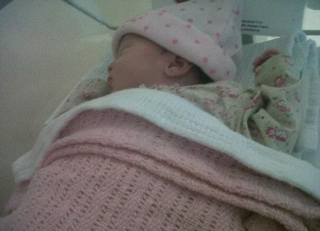 У черной женщины родилась белая девочка с голубыми глазами