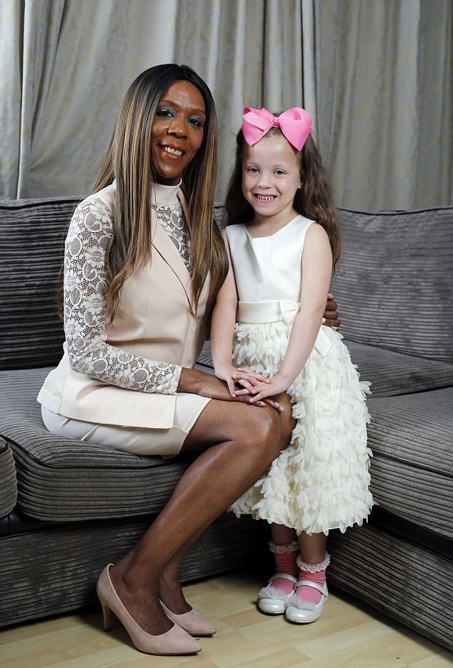 У черной женщины родилась белая девочка с голубыми глазами