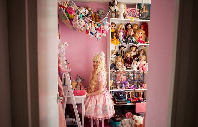 Продавщица потратила 27 тысяч долларов, чтобы стать похожей на куклу