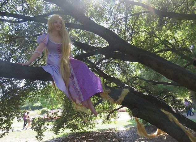 Продавщица потратила 27 тысяч долларов, чтобы стать похожей на куклу