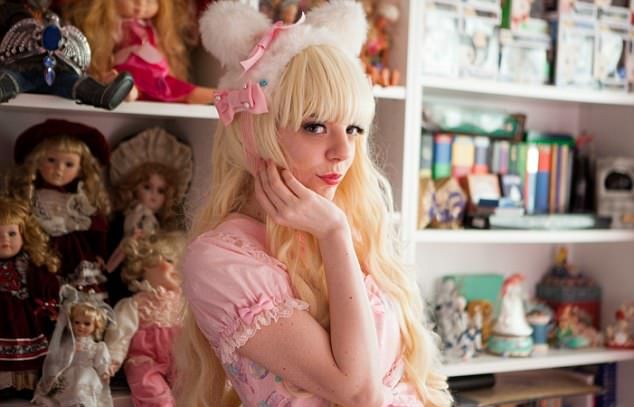 Продавщица потратила 27 тысяч долларов, чтобы стать похожей на куклу