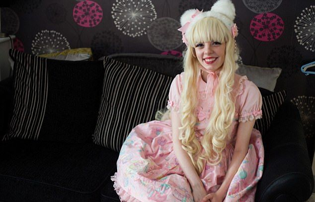 Продавщица потратила 27 тысяч долларов, чтобы стать похожей на куклу