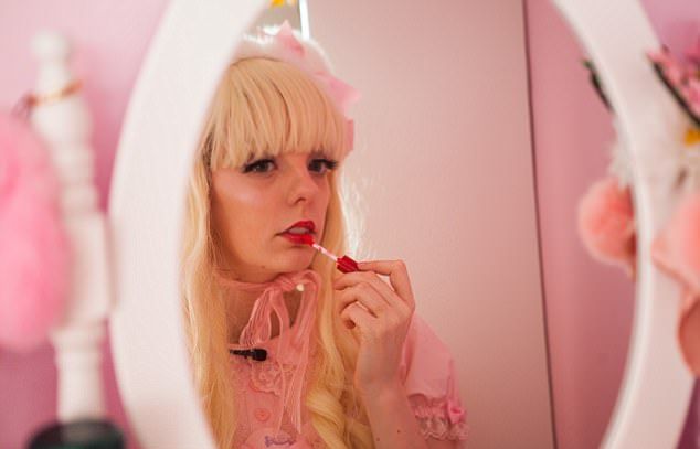 Продавщица потратила 27 тысяч долларов, чтобы стать похожей на куклу