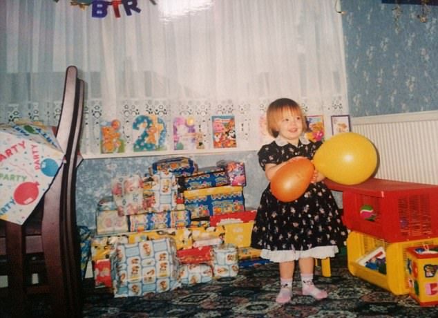 Продавщица потратила 27 тысяч долларов, чтобы стать похожей на куклу