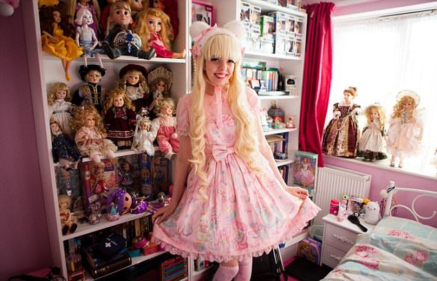 Продавщица потратила 27 тысяч долларов, чтобы стать похожей на куклу