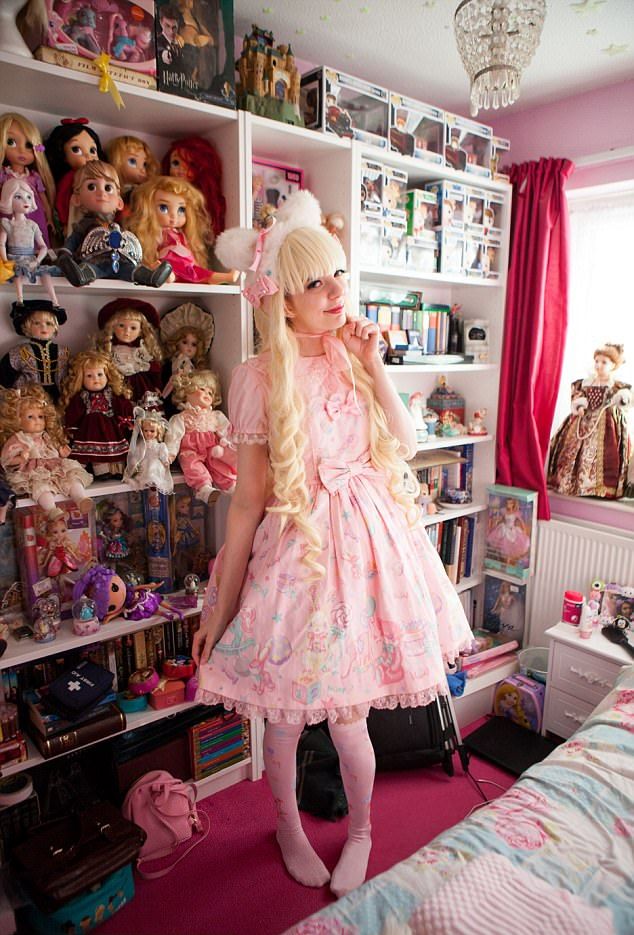 Продавщица потратила 27 тысяч долларов, чтобы стать похожей на куклу