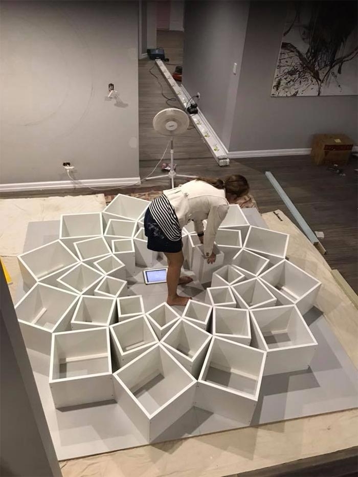 Эта пара увидела в интернете идею и превратила обычные полки в нечто очень крутое