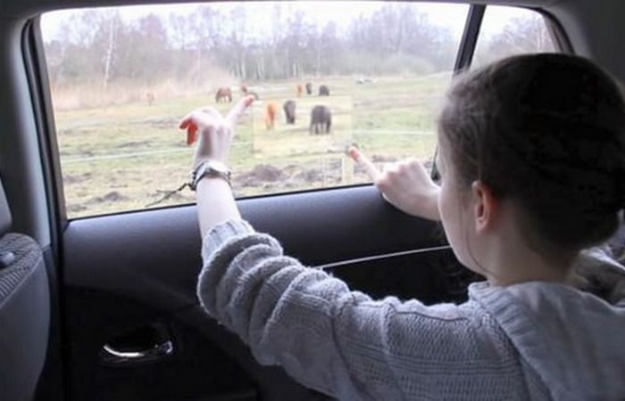 Toyota превратила пассажирское окно автомобиля в дисплей дополненной реальности Toyota превратила пассажирское окно автомобиля в дисплей дополненной реальности