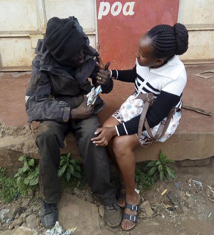 Женщина нашла друга детства, который стал наркоманом и его трансформация поразит вас