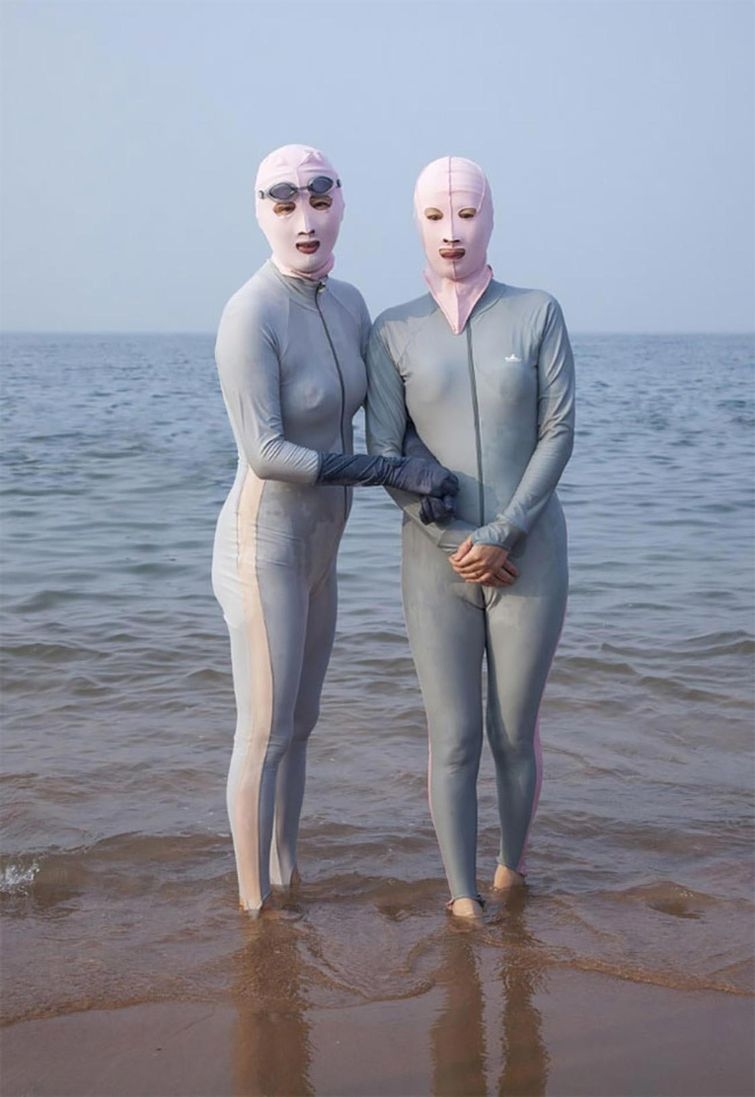 Лицокини — психоделичные китайские купальники, прикрывающие женщин с головой