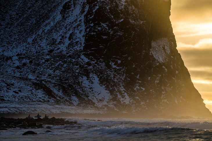 Суровый арктический норвежский серфинг Суровый арктический норвежский серфинг