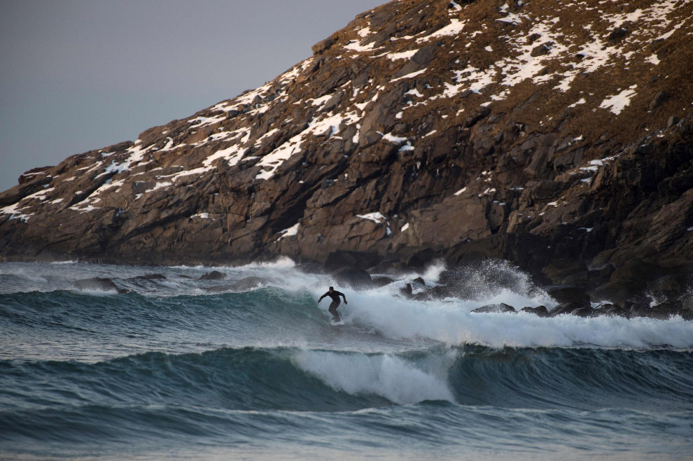 Суровый арктический норвежский серфинг Суровый арктический норвежский серфинг