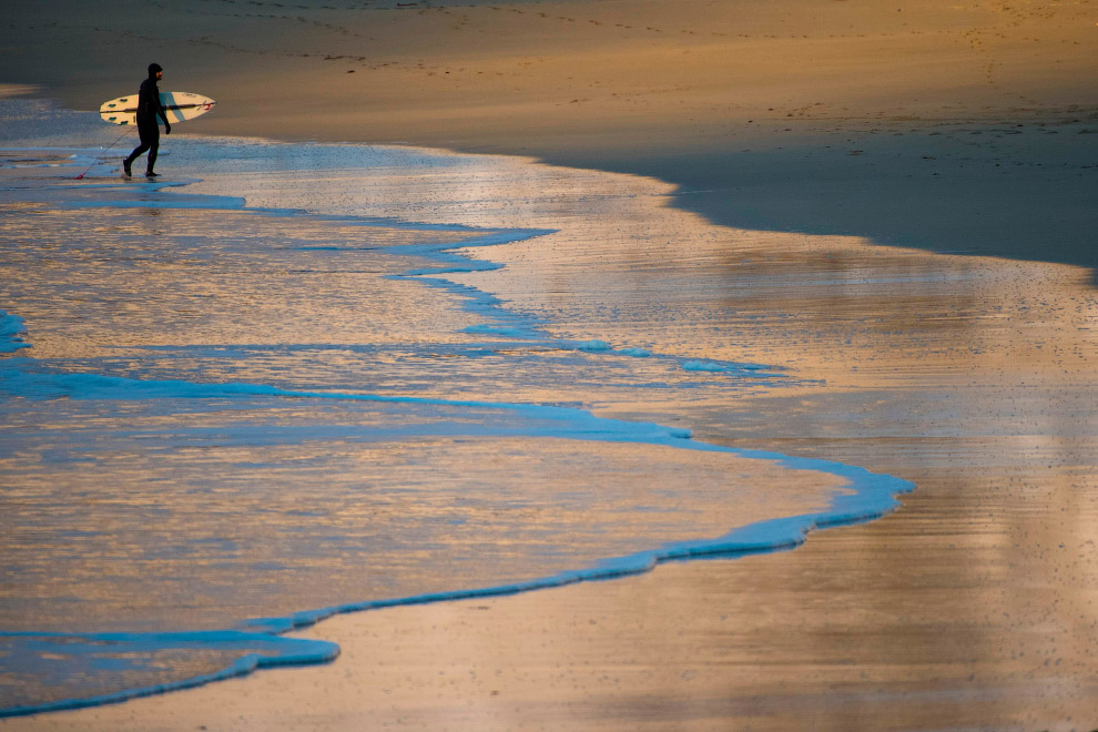 Суровый арктический норвежский серфинг Суровый арктический норвежский серфинг