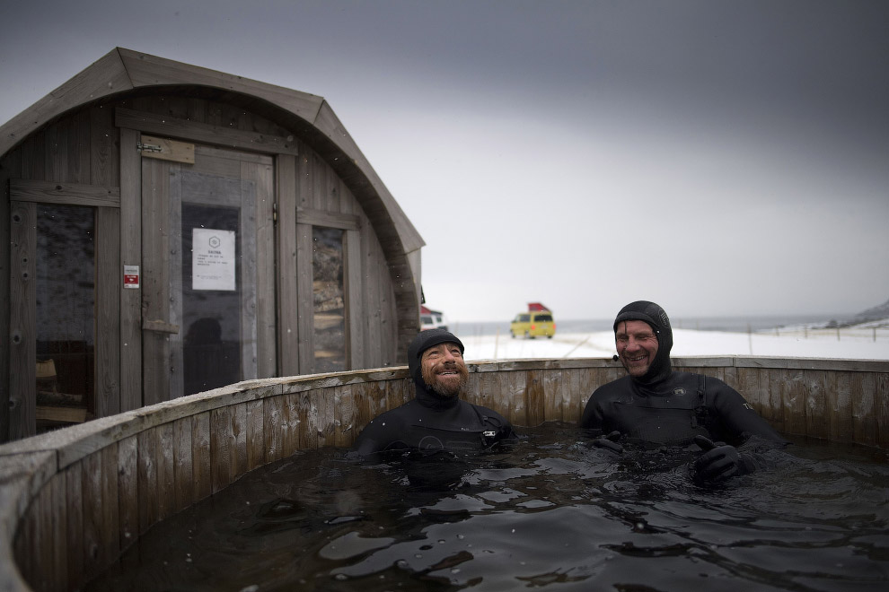 Суровый арктический норвежский серфинг Суровый арктический норвежский серфинг