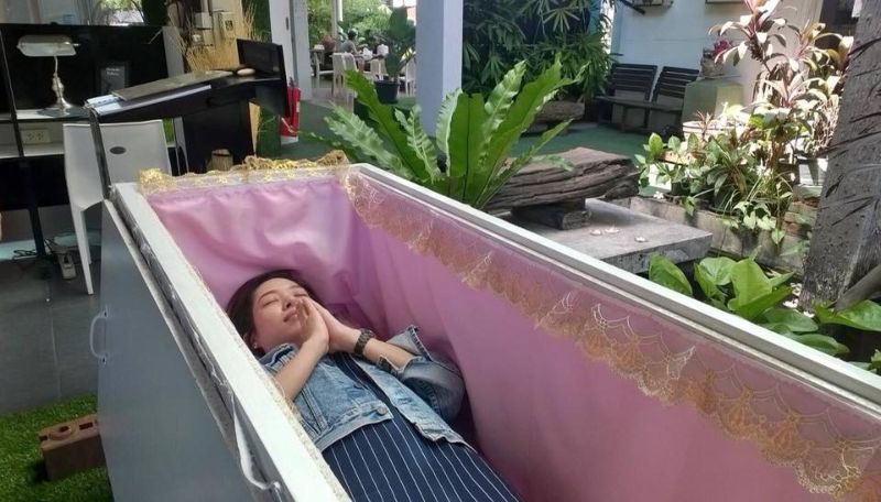 Тайское кафе смерти учит посетителей ценить жизнь