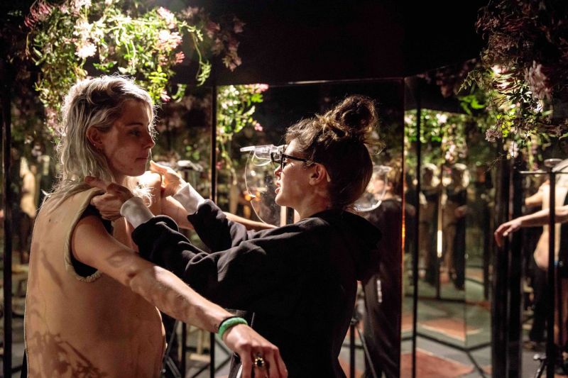 Художница дает посетителям выставки примерить на себя тела других людей