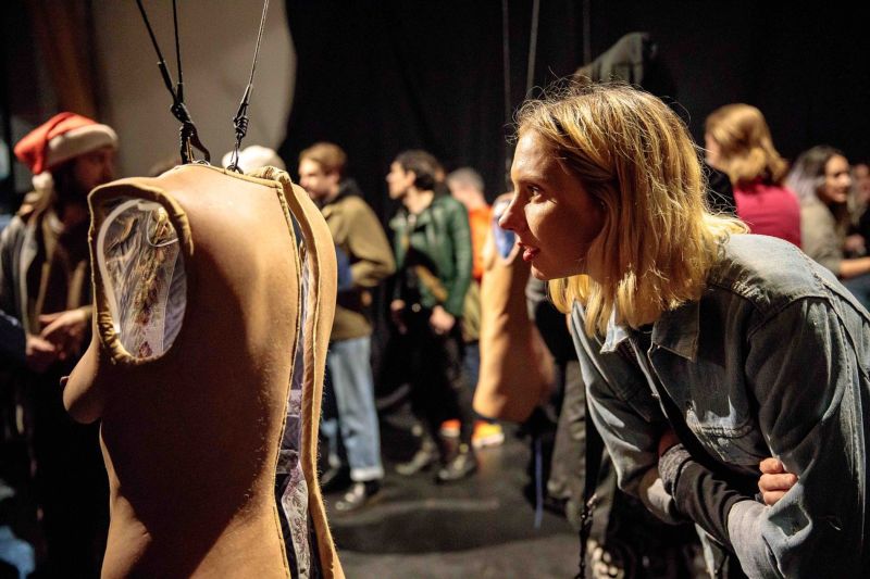 Художница дает посетителям выставки примерить на себя тела других людей