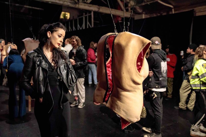 Художница дает посетителям выставки примерить на себя тела других людей