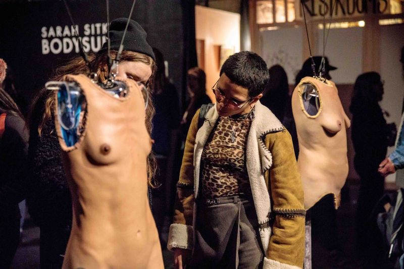 Художница дает посетителям выставки примерить на себя тела других людей