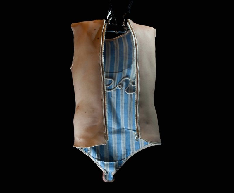 Художница дает посетителям выставки примерить на себя тела других людей