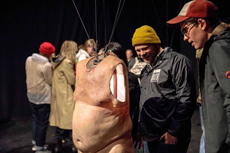 Художница дает посетителям выставки примерить на себя тела других людей