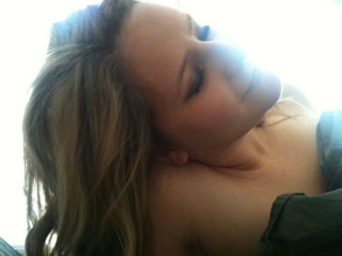 Девушки на кровати