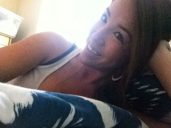 Девушки на кровати