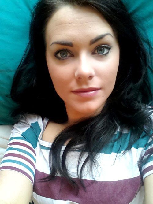 Девушки на кровати