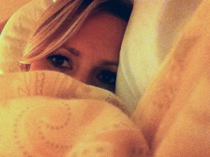 Девушки на кровати