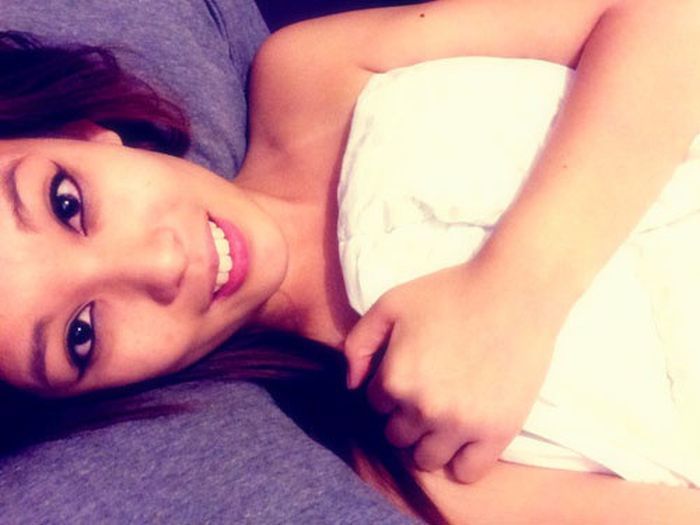 Девушки на кровати