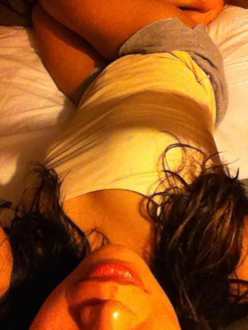 Девушки на кровати