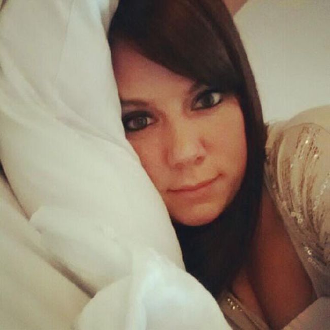 Девушки на кровати