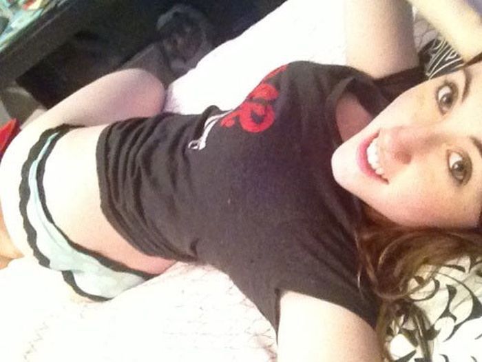 Девушки на кровати