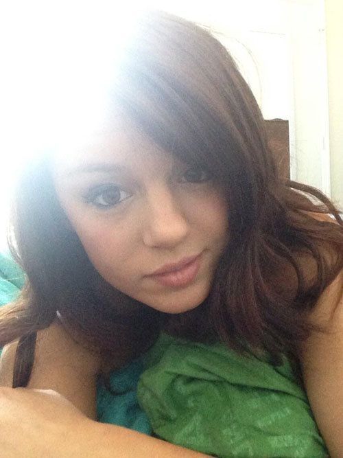 Девушки на кровати