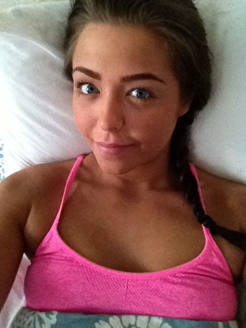 Девушки на кровати