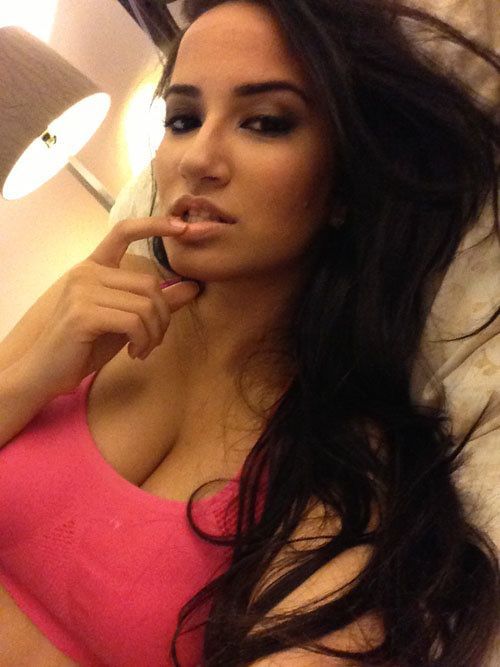 Девушки на кровати