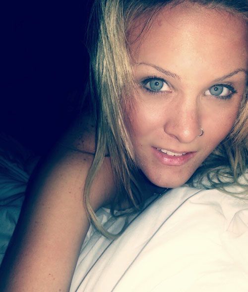 Девушки на кровати