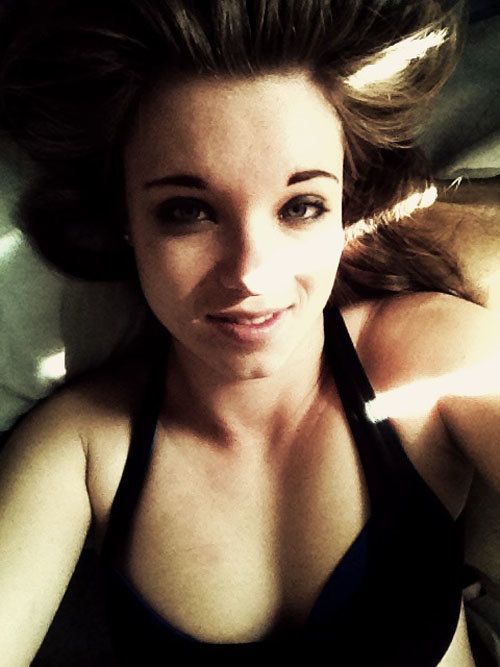 Девушки на кровати