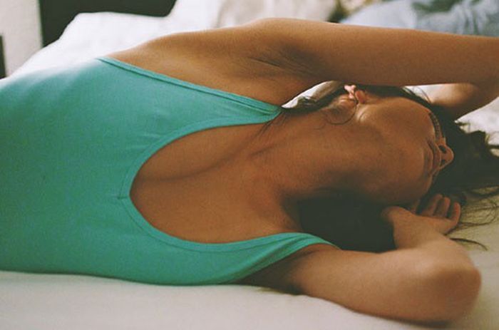 Девушки на кровати