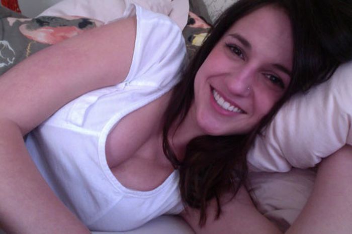 Девушки на кровати