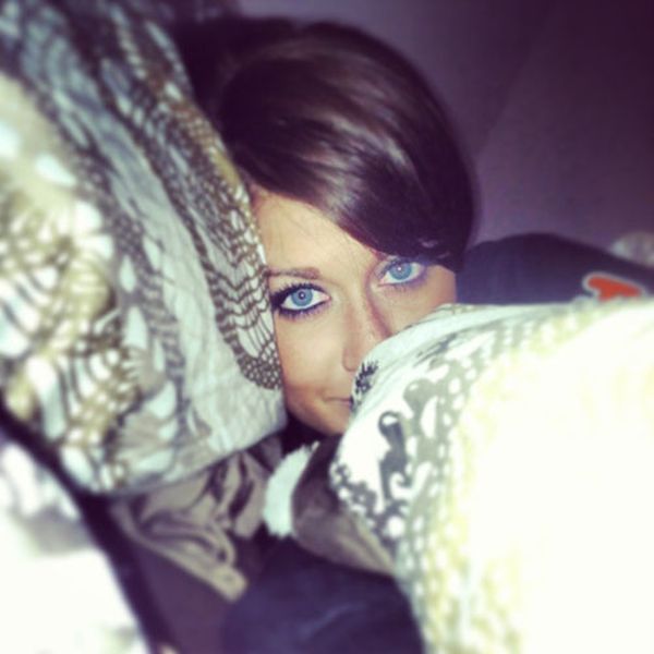 Девушки на кровати