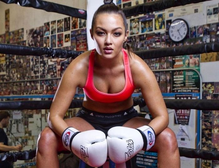Модель и боец муай тай Мия Кан снялась для журнала Sports Illustrated