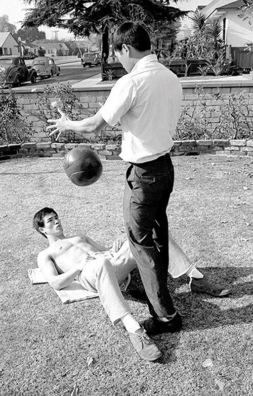 Сокровища Брюса Ли: редкие кадры из жизни легендарного мастера