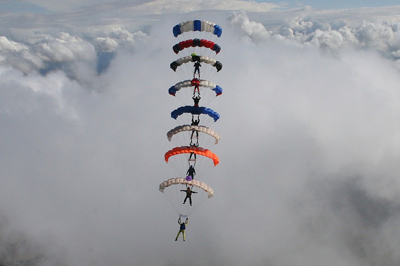 Впечатляющие фигуры парашютного спорта