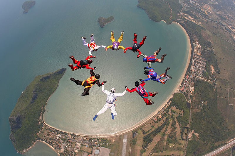 Впечатляющие фигуры парашютного спорта